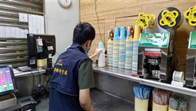 ▲清心福全台中大甲加盟店，遭總公司停業3天處分，市政府衛生局也派員稽查。（圖／翻攝畫面）