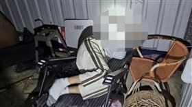 北投分局長安派出所警員張峻豪火速尋獲外出失聯的老翁，並通報救護人員到場協助送醫。（圖／翻攝畫面）