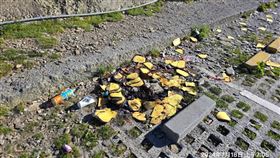 合歡山武嶺停車場，焚燒紙錢，鎖定一對男女，深夜潛入，罰單金額曝(圖/翻攝畫面)