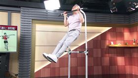 姜厚任直接將家中健身器材搬進攝影棚，現場示範引體向上。（圖／年代提供）