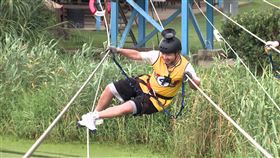 張立東重心不穩跌出繩索外。（圖／台視提供）