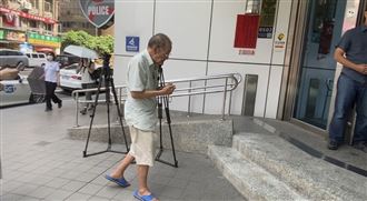 董念台發簡訊「滅青鳥」移送北檢畫面曝