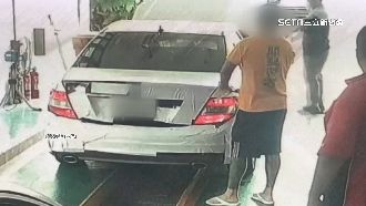 變更車色貼「白膠帶」…黑色雙B驗車卡關