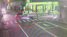 騎士被撞噴飛騰空翻滾，落地完美起身，僅擦傷 網驚：神技太強(圖／翻攝畫面)