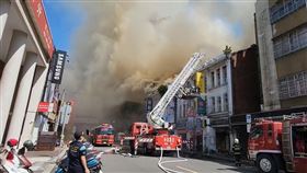  彰化市光復路，7連棟街屋失火，百年「八卦園旅館」遇火劫(圖／翻攝畫面)