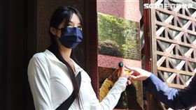 ▲知名YTR「型男瘋狂機長詹姆士」的謝姓前女友在律師陪同下，赴北檢對詹姆士提告性侵、恐嚇、傷害等。（圖／記者楊佩琪攝）