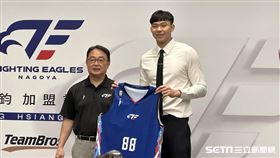 曾祥鈞與名古屋戰鷹董事長鈴木浩昌。（圖／記者蔡厚瑄攝影）
