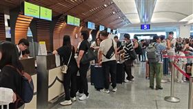 微軟大當機，桃園機場今天（19日）也受到影響，桃機公司指出，受到全球微軟系統異常影響，桃園國際機場部分航空公司因使用微軟雲端系統Navitaire連帶影響，離境報到系統無法電腦作業。目前影響航空公司包括全亞洲集團、台虎、捷星集團、香港快運、濟州、酷航、聯合航空。航空公司已積極處理，現改採人工劃位方式進行報到作業，相關訊息可洽航空公司。