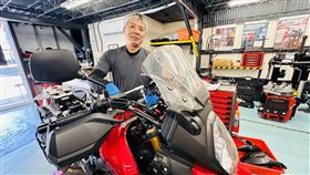 54歲的何銘遠曾在知名電腦製造業工作20年，負責電腦製造與研發工作。（圖／桃竹苗分署提供）