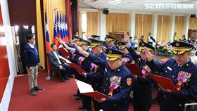 9名分局長舉手宣讀誓言，走馬上任。（圖／記者簡榮良攝影）