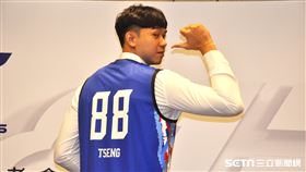 曾祥鈞披上「88號」球衣正式加盟名古屋戰鷹。（圖／記者蔡厚瑄攝影）