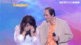 ▲節目組特別安排紀明陽老師驚喜現身，龍千玉淚灑舞台（圖／超級夜總會）

