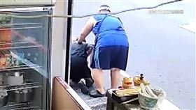 顧客吃控肉噎到　老闆「壓石頭」拍背搶命