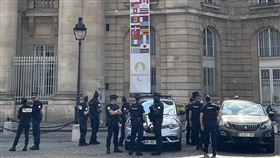 巴黎奧運 維安單位軍警進駐法國多個維安、憲警與情報單位陸續上陣，將巴黎打造成「反恐堡壘」，街頭大量警察進駐，一旁參賽國布條中可見中華台北旗幟。中央社記者曾婷瑄巴黎攝  113年7月19日