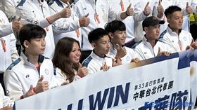 台灣田徑三傑林昱堂(中)、彭名揚（右三）和楊俊瀚（右二）。（圖／記者蔡厚瑄攝影）