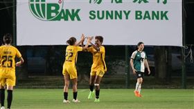 高雄ATTACKERS先鋒女足，前鋒王若萍(右二)梅開二度。（圖／主辦單位提供）