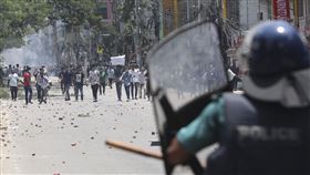 孟加拉首都達卡街頭上，抗議學生們與防暴警察發生衝突。（圖／美聯社／達志影像）