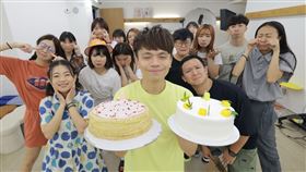 蔡阿嘎即將過生日，團隊拿AB蛋糕慶生，諷刺離職的蘿拉。（圖／翻攝yga0721 IG）