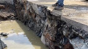 新北市林口P07揚水站壓力管破損多日尚未完成搶修，污水溢流林口溪造成惡臭引民怨。水利局19日表示，現場結構混凝土導致開挖難度高，將持續加速搶修進度，24小時不間斷全力探挖，盼儘早恢復揚水站輸送污水功能。（李宇翔提供）中央社記者高華謙傳真 113年7月19日