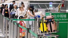 出國瘋狂採買之餘，也要注意是否超過入境限制的數量，若有超量需求要進行申報，以免得不償失。（圖／報系資料照）