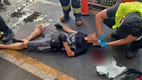 男子修繕時不慎從6米高空墜落地面。（圖／消防局提供）