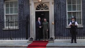 烏克蘭總統澤倫斯基（右）19日應英國首相施凱爾（左）邀請，出席英國內閣特別會議，是近30年來僅見在英國獲此待遇的外國領袖。（圖／翻攝自澤倫斯基臉書）