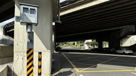 苗縣上半年測速「桿王」在頭屋苗栗縣警察局1日表示，國道1號頭屋交流道出口往苗栗市方向、台13線24.2公里處的固定式測速照相桿，113年上半年取締違規超速4649件，為縣內測速照相「桿王」。（警方提供）中央社記者管瑞平傳真  113年7月1日