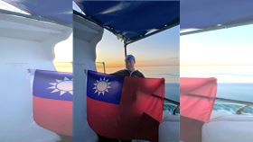 游泳教練許汶而20日成功泳渡英吉利海峽，成為個人泳渡英吉利海峽的游泳選手。（圖／翻攝自許汶而臉書粉專）