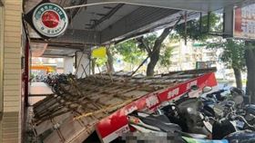 北市「地標網通」通訊行騎樓天花板整片掉落。（圖／翻攝自爆料公社二社）