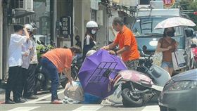 彰化短裙妹摔車倒地險走光⋯路人急幫撐傘