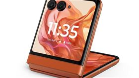 遠傳7月18日起獨賣moto razr 50時尚日出橘。（圖／遠傳提供）