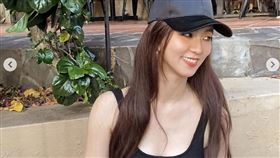 藝人周曉涵近日在IG分享夏天的最新穿搭。（圖／翻攝自IG）