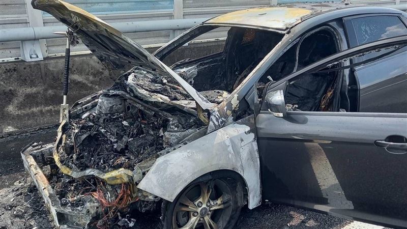 新／國3火燒車！轎車引擎燈亮車頭全燒爛