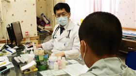 聯新國際醫院小兒科主任薛常威呼籲，妥瑞症是兒童青少年的神經發展疾患，應給予正確觀念，包容對待。（圖／聯新國際醫院提供）