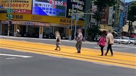 一家4口在輕軌軌道上「走得自然」。（圖／翻攝畫面）
