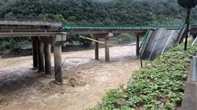 中國官媒央視新聞報導，19日陝西柞水境內突發暴雨山洪，導致丹寧高速公路嚴坪村2號橋局部垮塌。（圖取自央視新聞微博weibo.com）