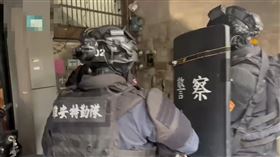 警方上前攻堅。（圖／翻攝畫面）