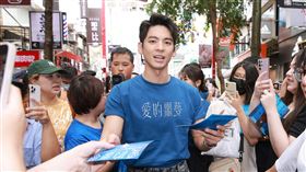 《愛的噩夢》林柏宏帥氣現身，街頭發傳單。（圖／華映娛樂提供）