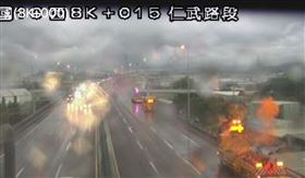 國道10號仁武段火燒車。（圖／取自警廣國道即時路況）