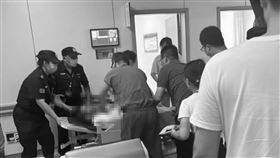 病患家屬衝診間「持刀狂捅」！代班醫師傷重慘死　結果竟殺錯人（圖／翻攝自網易新聞）