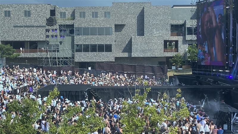 本色祭嗨炸　比基尼辣妹濕身狂晃畫面流出