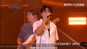 婁峻碩身穿全白襯衫帥氣登場。（圖／三立新聞網）