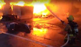 礁溪金紙工廠全面燃燒！疑亂丟菸蒂釀禍　大批消防搶救中，（圖／翻攝畫面）