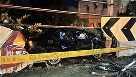 高雄今天凌晨發生一起死亡車禍。（圖／翻攝畫面）