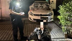 馬男在車上掛「天地不容、人神共憤、性侵幼兒」布條。（圖／翻攝畫面）