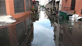 新／年度大潮作怪　屏東東港水漫街頭