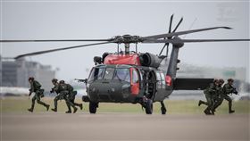 漢光演習，國軍26日在桃園國際機場進行反空機降作戰演練。（圖／軍聞社提供）