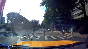 用衝的帶小孩過馬路？運將按喇叭遭嗆：快滾啦　畫面曝光掀論戰。（圖／翻攝自爆料公社）
