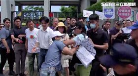 馬英九赴基隆力挺謝國樑，不過卻遭獨派團體嗆聲「臭要飯的滾回中國」。