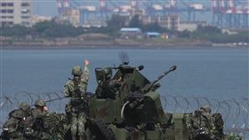 漢光34號  20機砲朝淡水河反突擊（1）漢光34號演習實兵操演5日進入第2天，近年多採保密的淡水河反突擊演練，國防部有限度開放媒體採訪拍攝，演練以砲火狙擊意圖沿河進入台北市中樞地帶的敵軍。演訓官兵操作20機砲朝著淡水河口攻擊假想敵。中央社記者徐肇昌攝  107年6月5日